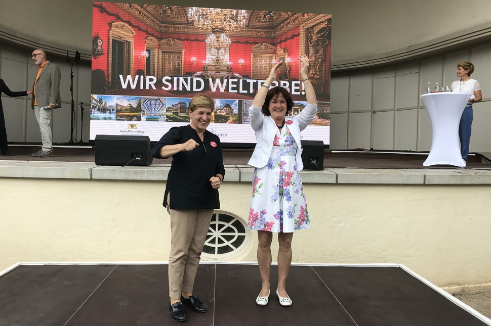 Ministerin Nicole Razavi MdL und OB Margret Mergen auf der Bühne der Konzertmuschel.