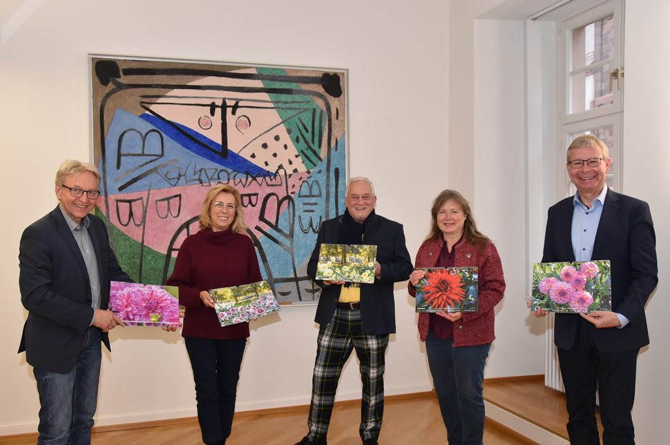 Präsentation des neuen Dahlienkalenders: Erster Bürgermeister Alexander Uhlig, Lale Breitenbucher, Hans-Michael Fahlke, Nathalie Dautel und Markus Brunsing (von links nach rechts).