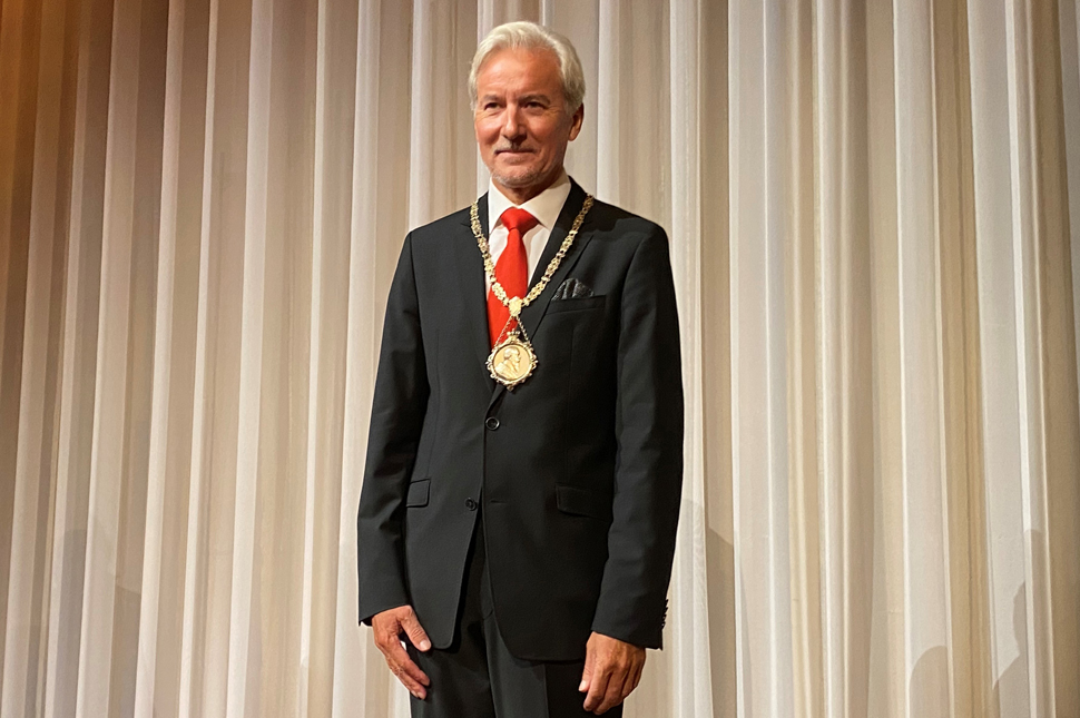 OB Dietmar Späth steht auf Bühne des Kurhauses und trägt die Amtskette.