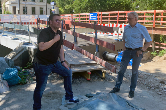 Markus Selig (links) und Erster Bürgermeister Alexander Uhlig vor neuer Hubertusbrücke