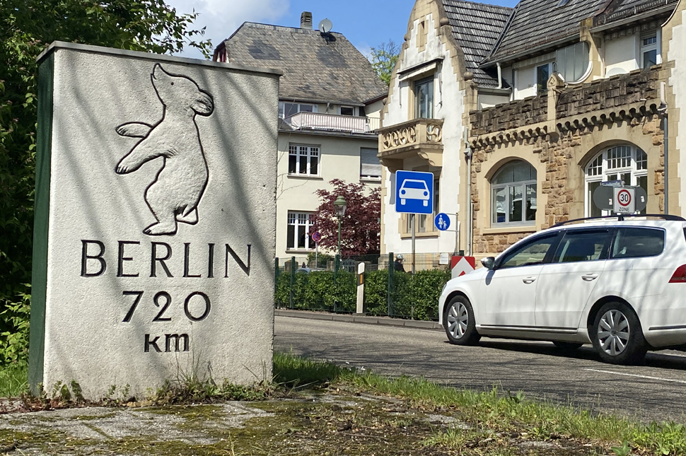 Der Berliner Meilenstein an der B500.