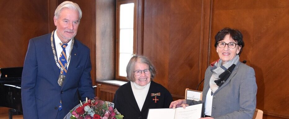 Staatssekretärin Dr. Ute Leidig überreichte Christa Götz im Beisein von OB Dietmar Späth (von rechts) für ihr langjähriges ehrenamtliches Engagement im Hospizdienst das Bundesverdienstkreuz.