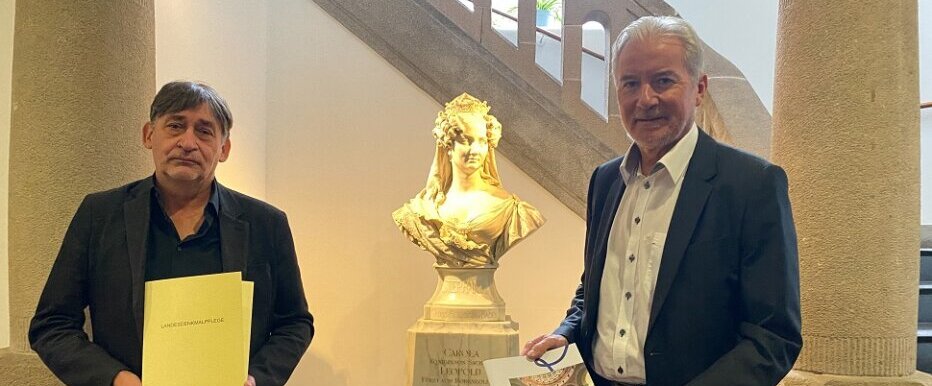 Prof. Dr. Claus Wolf (links) und Oberbürgermeister Dietmar Späth stehen im Foyer des Rathauses. 