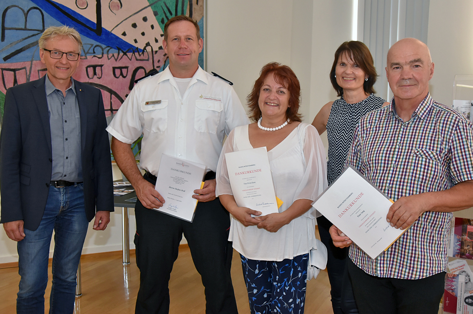Von links: Erster Bürgermeister Alexander Uhlig gratulierte den städtischen Dienstjubilaren Stefan Doll, Elvira Kunz, Annette Walz und Peter Jung