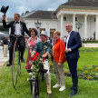 OB Mergen, Minsterin Razavi und der Abgeordnete Wald posieren mit einem Laufradfahrer und einem Hochradfahrer für ein Foto. 