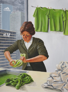 Gemälde einer Frau die weiße T-Shirts in einem Waschbecken grün färbt. Im Hintergrund sind drei Hochhäuser mit den Marken H&M, Nestle und Adidas zu sehen.