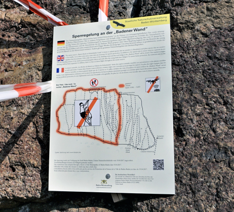 Neue Informationstafeln weisen die Besucher auf den gesperrten Bereich an der „Badener Wand“ hin