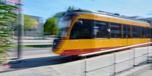 Eine fahrende Stadtbahn verlässt eine Haltestelle.