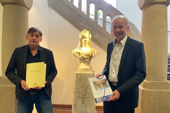 Prof. Dr. Claus Wolf (links) und Oberbürgermeister Dietmar Späth stehen im Foyer des Rathauses. 