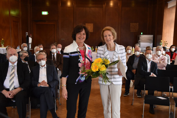 OB Margret Mergen überreicht Dr. Sigrun Lang die Ehrennadel des Landes Baden-Württemberg.