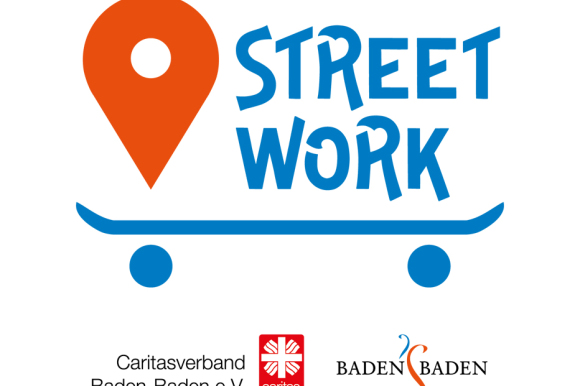 Logo mit Standort-Pin, Skateboard und Text: "STREETWORK". Darunter Logo des Caritasverband Baden-Baden e.V. und der Stadt Baden-Baden.