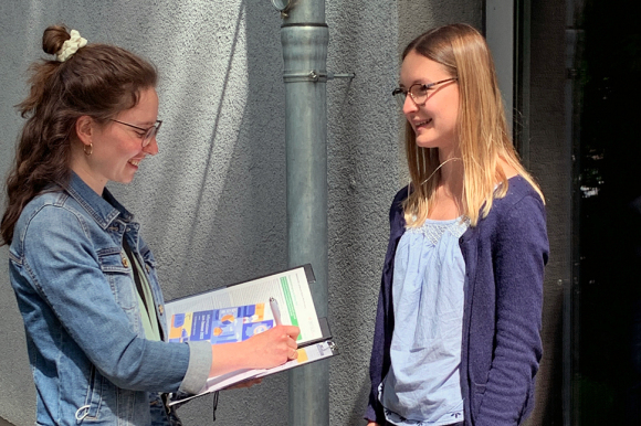 Eunike Bottesch interviewt Greta Schäfer (von links) von der Erhebungsstelle in Baden-Baden.