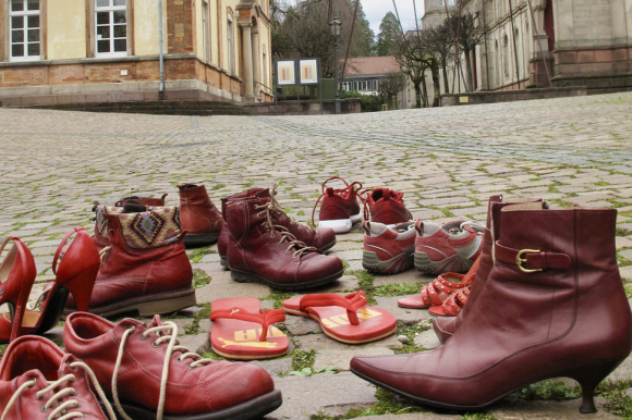 Rote Schuhe auf dem Marktplatz in Baden-Baden.