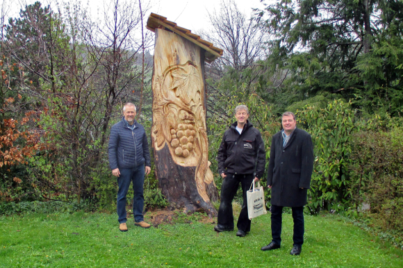 Frank Geyer, Nikolaus Kist und Ortsvorsteher Ulrich Hildner (von links) präsentieren die neue Überdachung für das Holzkunstwerk auf dem Friedhof in Neuweier.