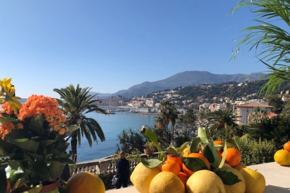Eine Panoramaaufnahme von Menton.