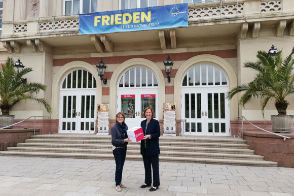Das Foto zeigt Intendantin Nicola May und Verwaltungsleiterin Marie Leibing vor dem Theater Baden-Baden.