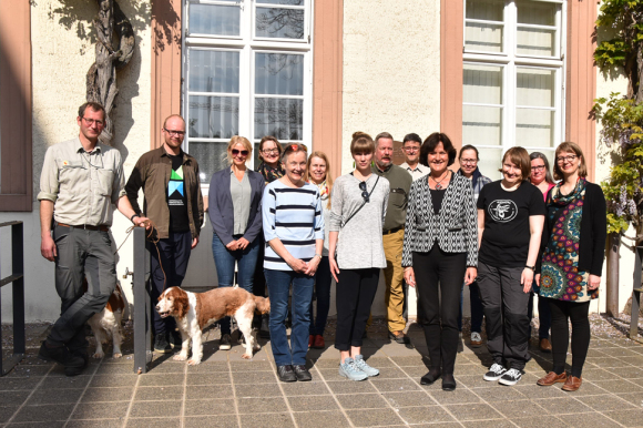 Gruppenbild im Innenhof des Rathauses. Oberbürgermeisterin Margret Mergen gemeinsam mit einer Gruppe aus Finnland. 