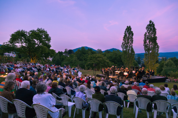 Ein Konzert der Philharmonie im Rosengarten.