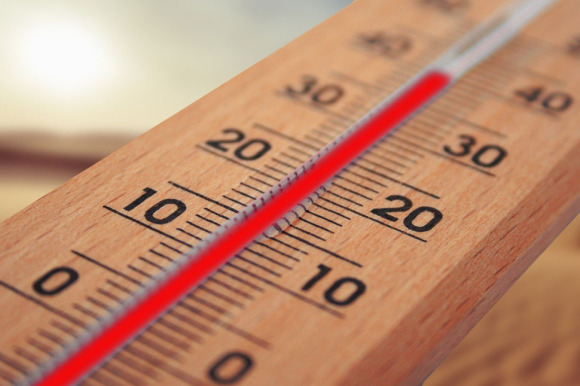 Ein analoges Thermometer zeigt 40 Grad an.