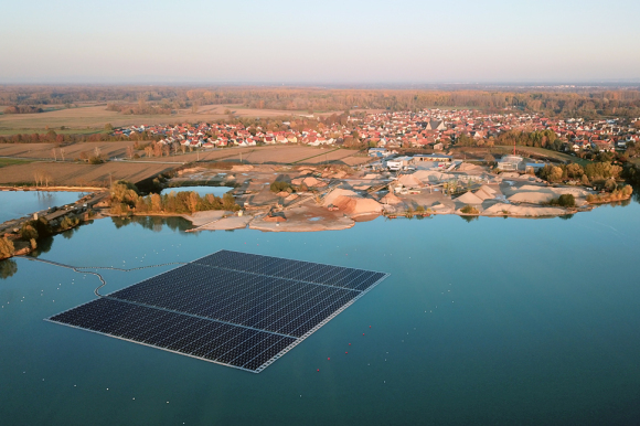 Schwimmende Solaranlage auf dem Baggersee in Leimersheim.