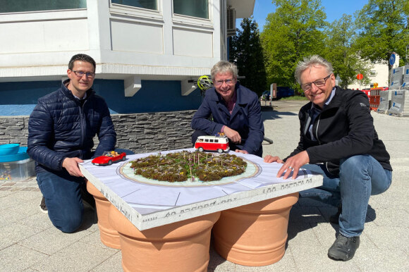 Sven Menzel (GSE), Markus Brunsing und Alexander Uhlig halten ein Modell für die Kreisel-Gestaltung in der Hand.
