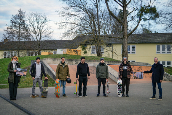 Von links: Jacqueline Vogt, Jonas Oesterle, Sebastian Dollhofer, Timo Hensel, Jonas Bruder, William Salvetti, Sven Pries stehen vor der Skateranlage.