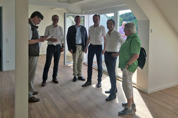 Von links: Henning Zorn (BT/BNN), Markus Börsig (GSE), Dr. René Lohs (Aufsichtsrat der GSE), Alexander Wieland (GSE) Roland Kaiser (Bürgermeister Stadt Baden-Baden), Ulla Opitz (Aufsichtsrätin der GSE) in einer der neuen Wohnungen.