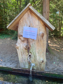 Das Hinweisschild am Brunnen bei der Bußackerhütte weist auf das Wasserentnahmeverbot hin. 