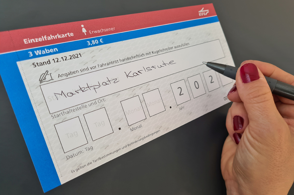 Eines der neuen Tickets wird mit einem Kugelschreiber ausgefüllt.