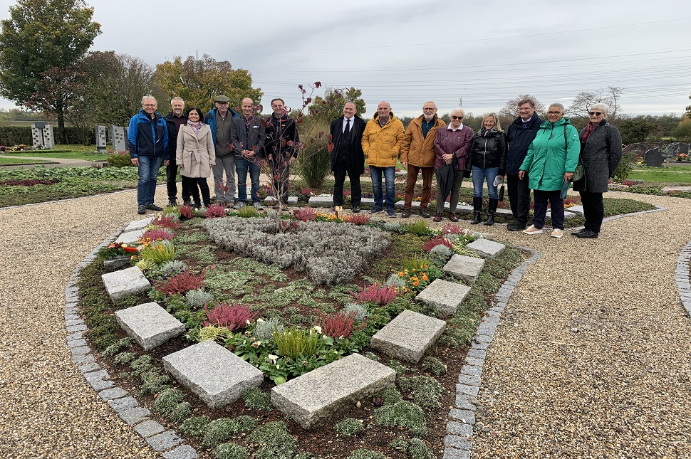Erster Bürgermeister Alexander Uhlig (links) gemeinsam mit Beteiligten bei der Vorstellung des neuen gärtnergepflegten Gräberfelds „Garten der Erinnerung“ auf dem Friedhof in Sandweier.