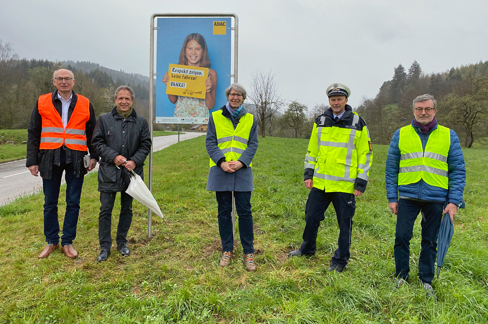 Gruppenfoto: Reinhold Malassa, Bürgermeister Roland Kaiser, Elke Zimmer MdL, Peter Westermann und Hans-Peter Behrens MdL präsentieren das neue Hinweisschild (von links). 