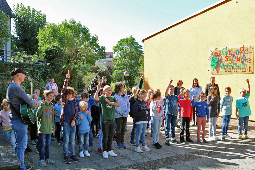 Schülerinnen und Schüler vor der Grundschule Varnhalt