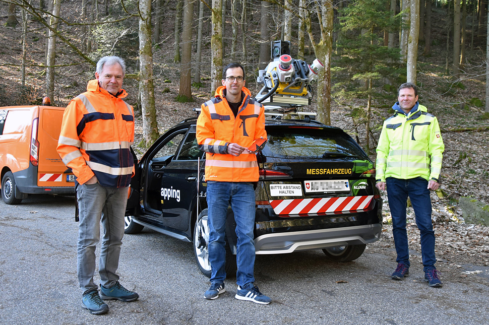 Volker Dey (Fachgebiet Vermessung), Jürg Pulfer und Thomas Maier (Fachgebiet Vermessung) vor dem Messfahrzeug.