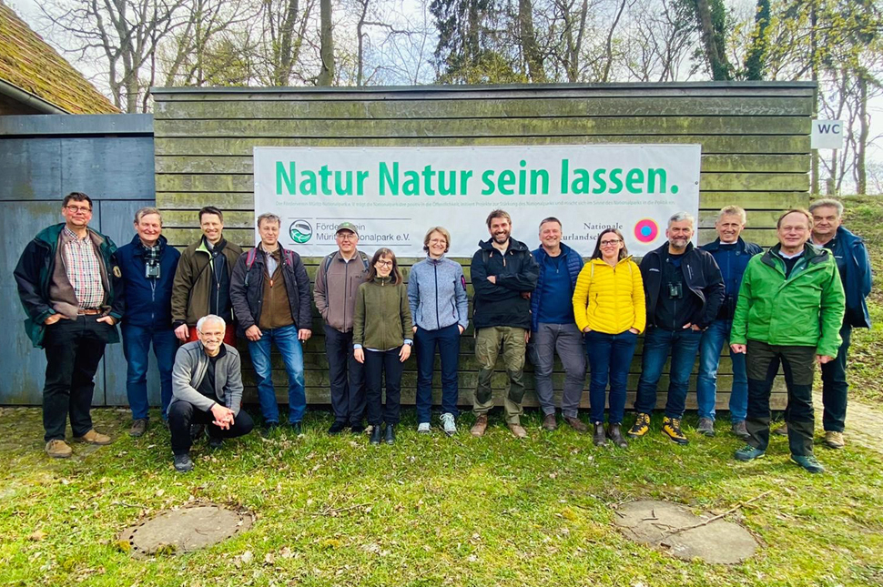 Gruppenfoto: Die Leiter/innen der deutschen Nationalparke bei der Exkursion im Müritz-Nationalpark