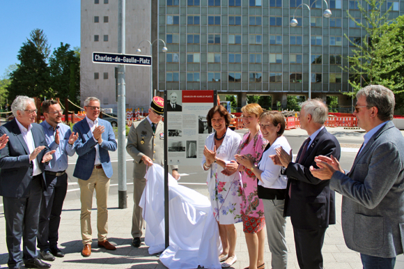 Gruppenfoto beim Charles-de-Gaulle-Platz: OB Margret Mergen (5. von links) im Kreise von Ehrengästen.