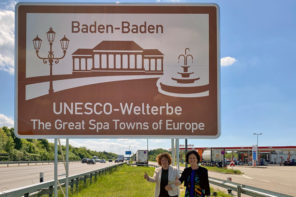 Neues Welterbe-Hinweisschild an der A5 mit der Aufschrift „UNESCO-Welterbe - The Great Spa Towns of Europe“
