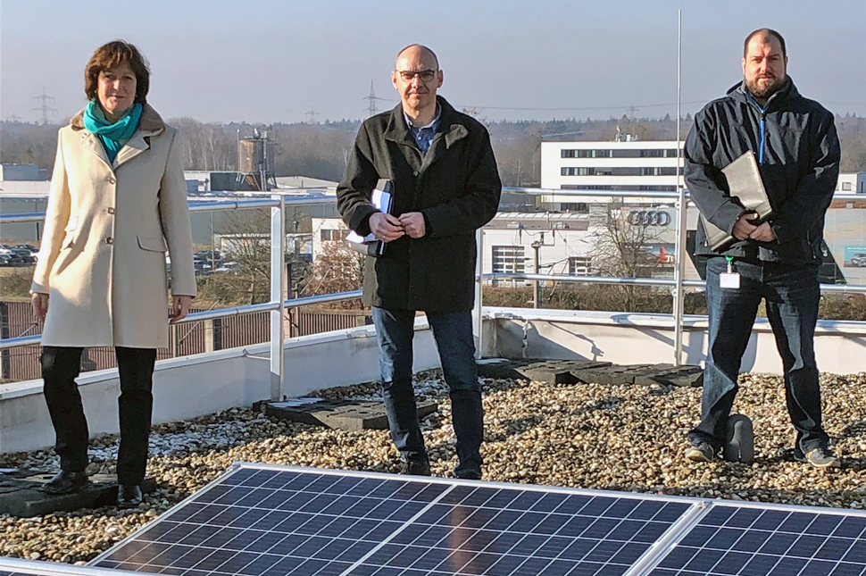 Von links: OB Margret Mergen gemeinsam mit Bernhard Gerstner (Abteilungsleiter Netz und Anlagen Strom bei den Stadtwerken Baden) und Martin Weßbecher (Abteilungsleiter Energiedienstleistungen und Öffentlichkeitsarbeit) bei einem Pressetermin auf dem Dach des Busdepots in Oos.