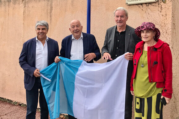 Von links: Patrice Novelli, Mentons Oberbürgermeister Yves Juhel, Oberbürgermeister Dietmar Späth, Marinella Giardina vor dem neu gestalteten Schild der Städtepartnerschaft.