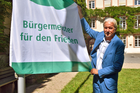 OB Dietmar Späth hisst die Flagge der Bürgermeister für den Frieden im Innenhof des Rathauses.
