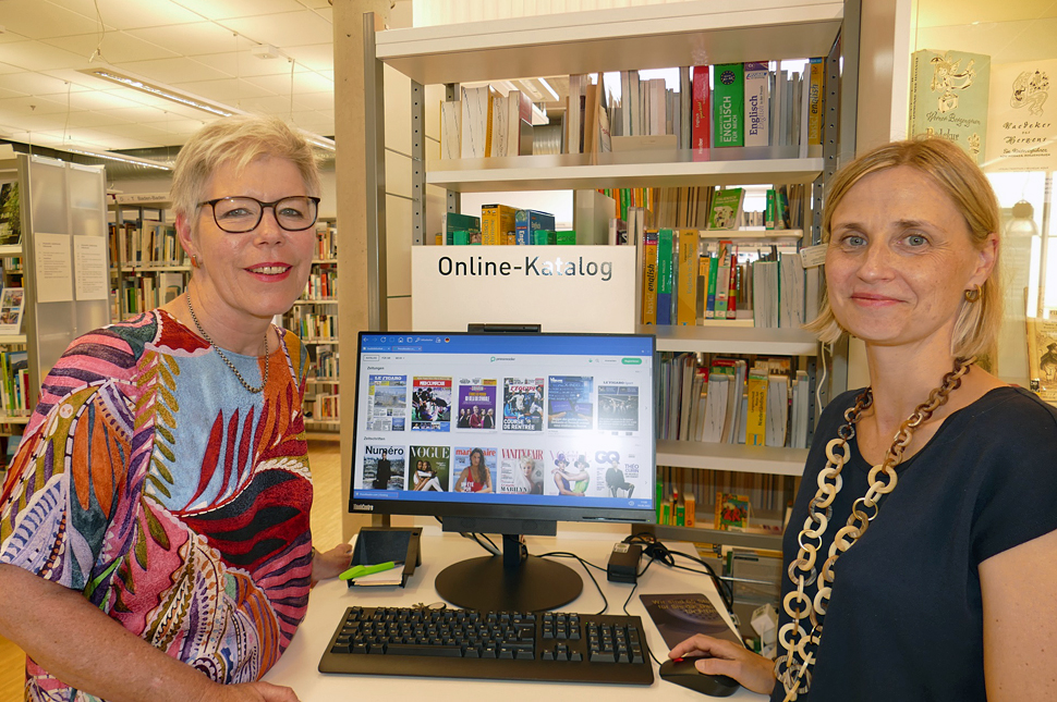 Sigrid Münch (links) und die Leiterin der Bibliotheks-IT und Online-Angebote Sylvia Meermann. Zwischen Ihnen ein PC.