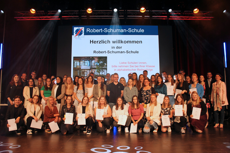 Gruppenfoto der Abschlussfeier für die Kaufmännische Berufsschule der Robert-Schuman-Schule