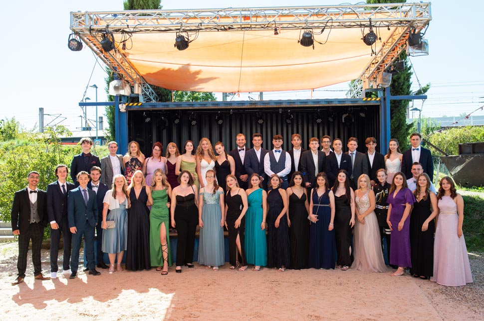 Gruppenfoto vor der Bühne.