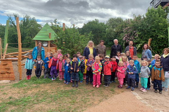 Gruppenfoto auf dem Spielplatz mit Kindern des katholischen Kindergartens Sankt Felix in Balg, Erster Bürgermeister Alexander Uhlig und weitere Anwesenden