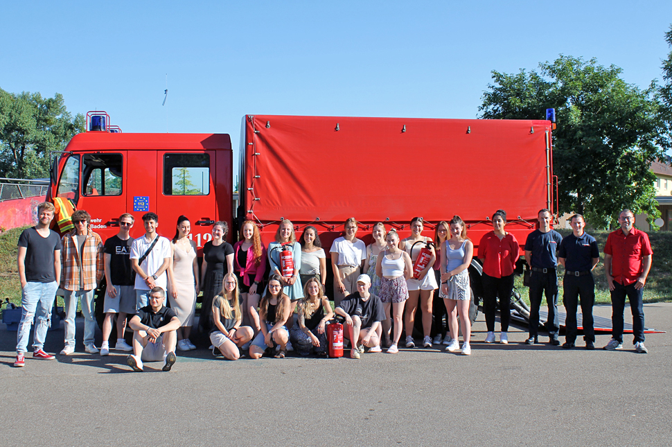 Gruppenfoto vor einem Feuerwehrfahrzeug