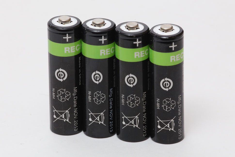 Vier schwarze Batterien in einer Reihe.