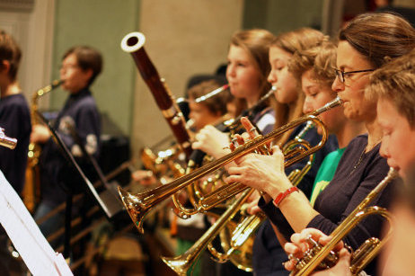 Schüler der Musikschule spielen auf ihren Trompeten