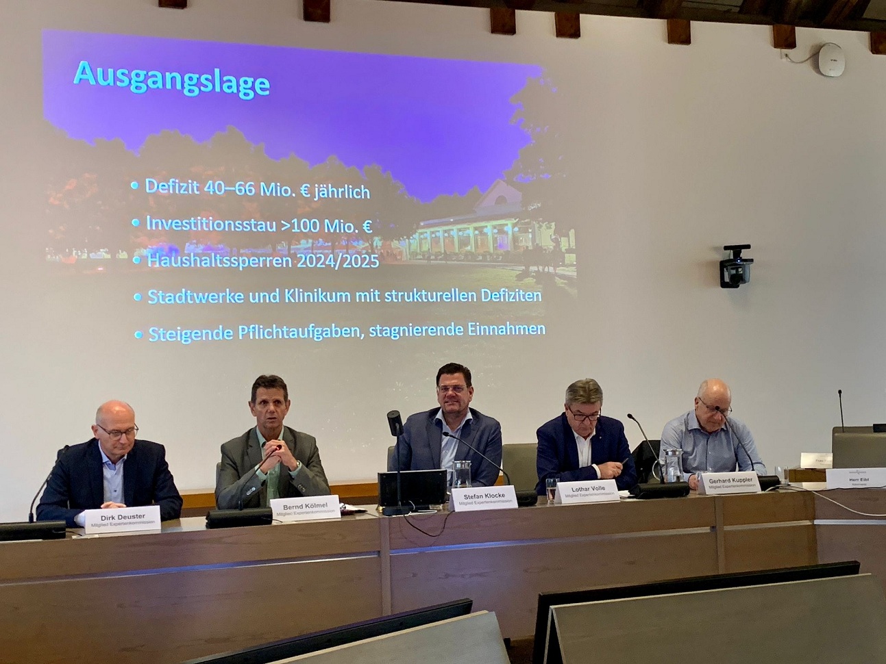 Fünf Personen sitzen vor dem Gemeinderat. 