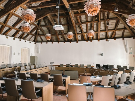 Gemeinderatssaal von hinten.