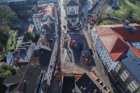 Luftaufnahme des Hindenburgplatzes während der Fertigstellung der Kaiserbrücke.