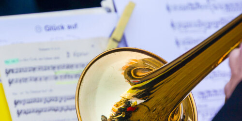 Trompete und Musiknoten (Fanfaren)